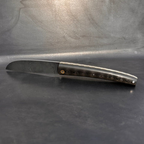 Liadou Exception in carbon fiber/brass, chiseled brass plates & stainless steel Damascus blade