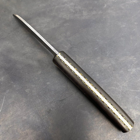 Liadou Exception in carbon fiber/brass, chiseled brass plates & stainless steel Damascus blade