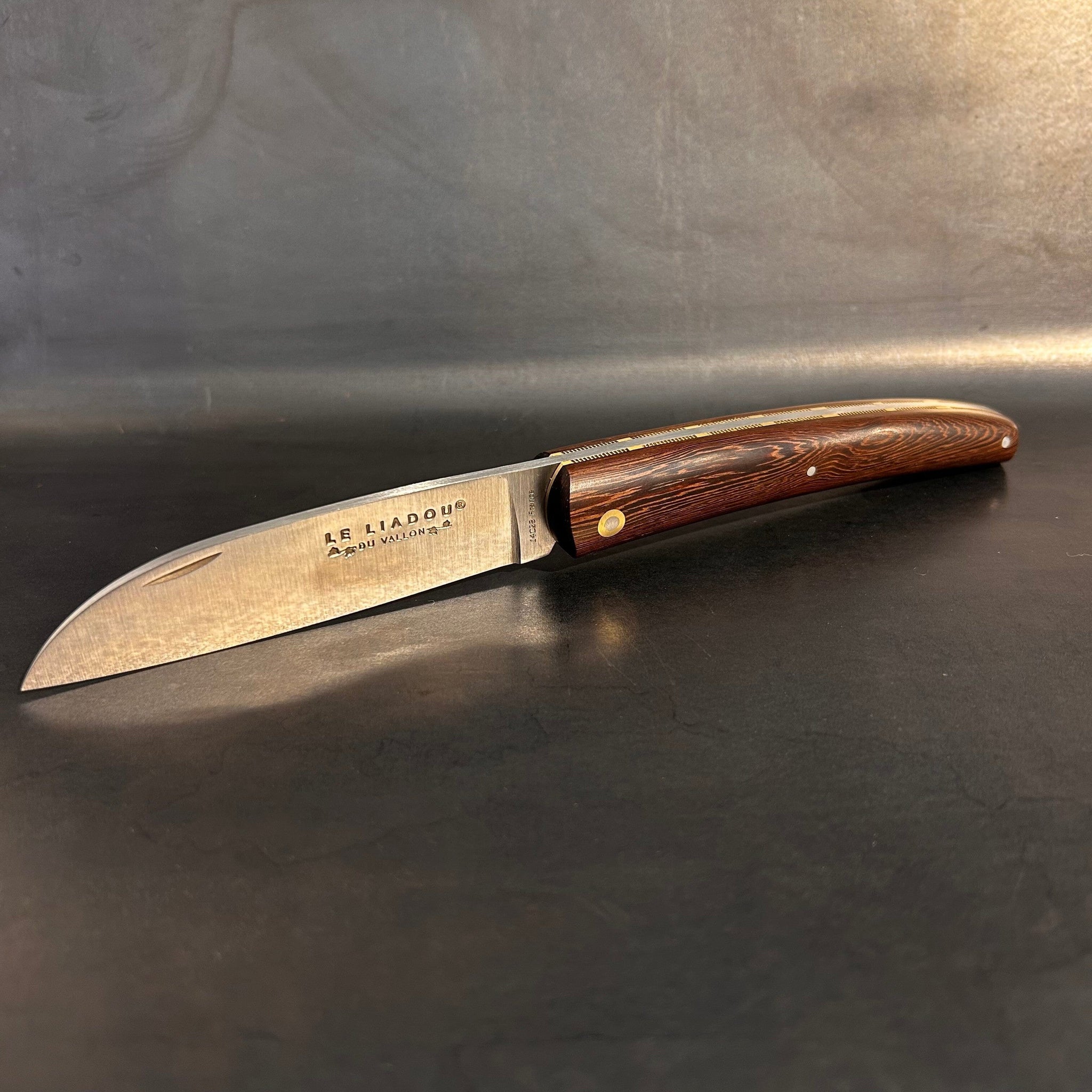 Liadou Exception in olive wood & Chiseled Plates