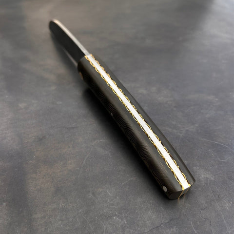Liadou Exception in carbon fiber/brass, chiseled brass plates & stainless steel Damascus blade