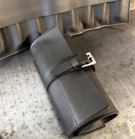 Trousse de rangement et de transport en cuir noir pour 8 couteaux.