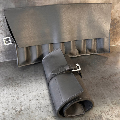 Trousse de rangement et de transport en cuir noir pour 8 couteaux.