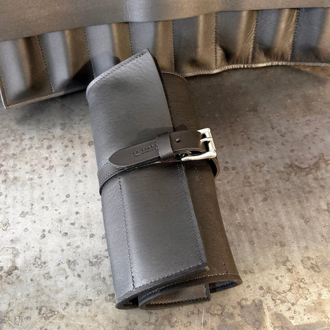 Trousse de rangement et de transport en cuir noir pour 8 couteaux.