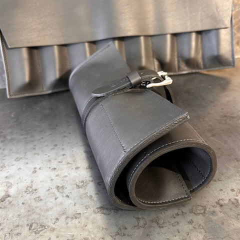 Trousse de rangement et de transport en cuir noir pour 8 couteaux.