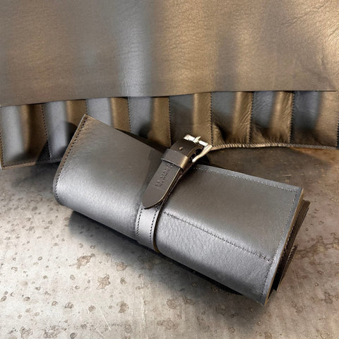 Trousse de rangement et de transport en cuir noir pour 8 couteaux.