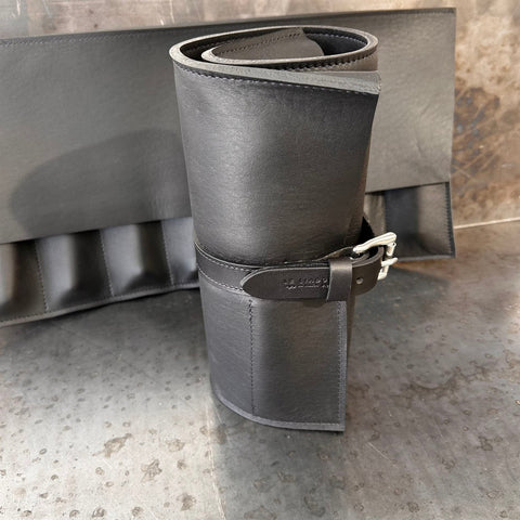 Trousse de rangement et de transport en cuir noir pour 8 couteaux.