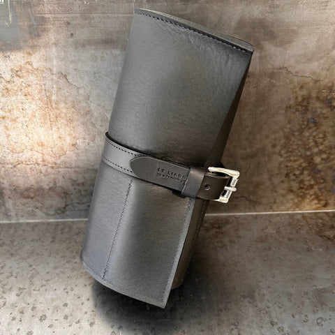 Trousse de rangement et de transport en cuir noir pour 8 couteaux.