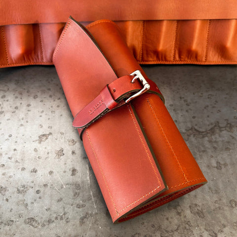 Trousse de rangement et de transport en cuir fauve pour 8 couteaux.