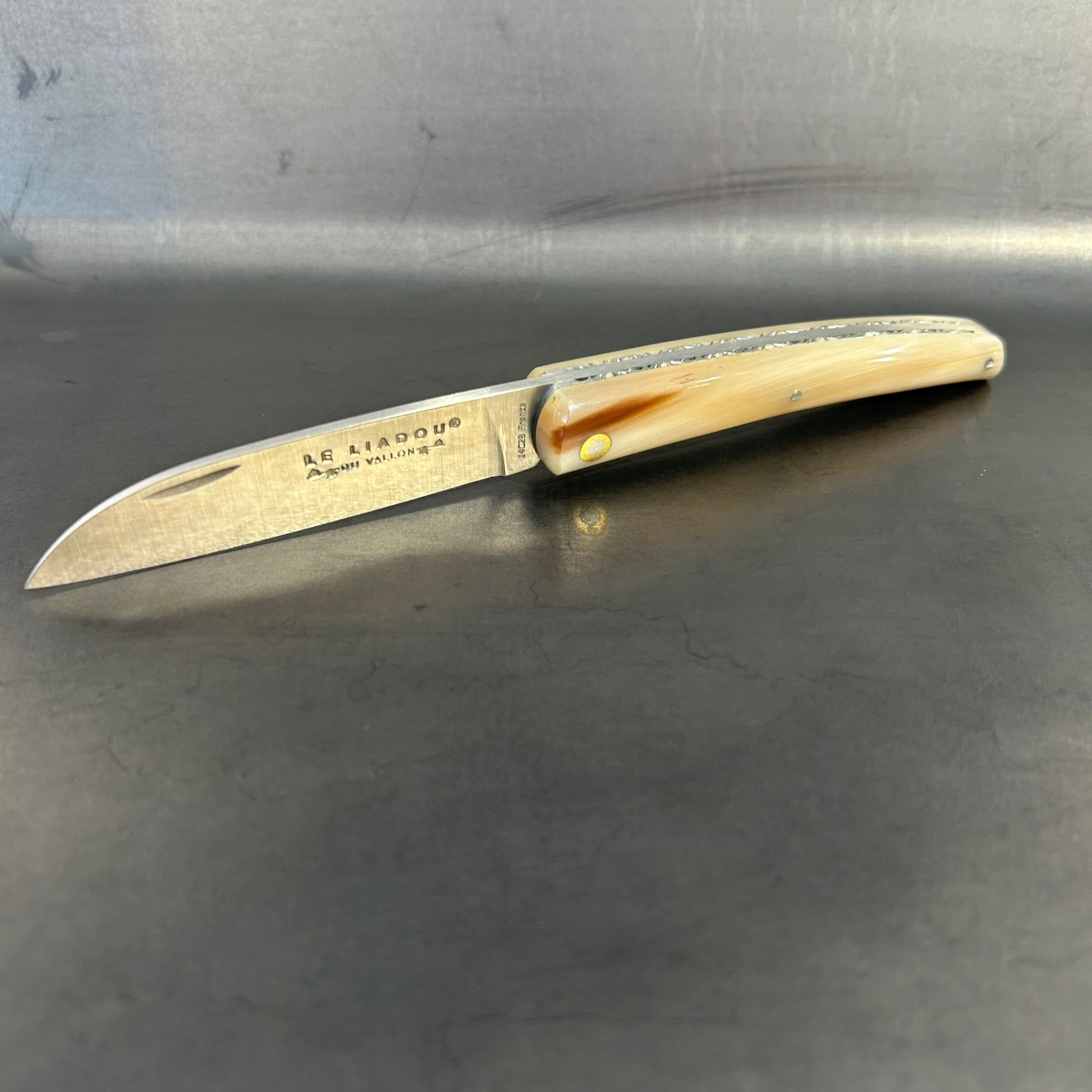 Petit Liadou en Pointe de Corne Jaspée & Platines Ciselées