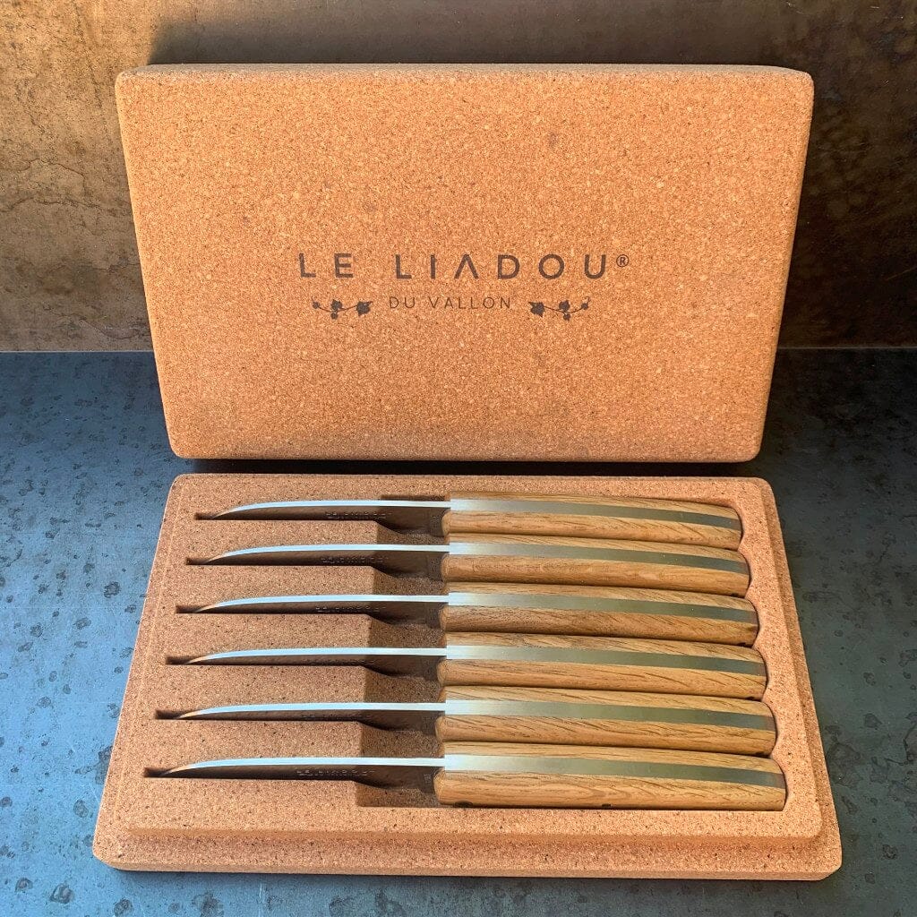 Coffret de couteaux de table en chene