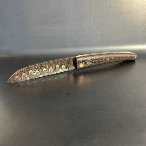 Liadou Exception in carbon fiber/copper, chiselled copper plates &amp; stainless steel Damascus blade