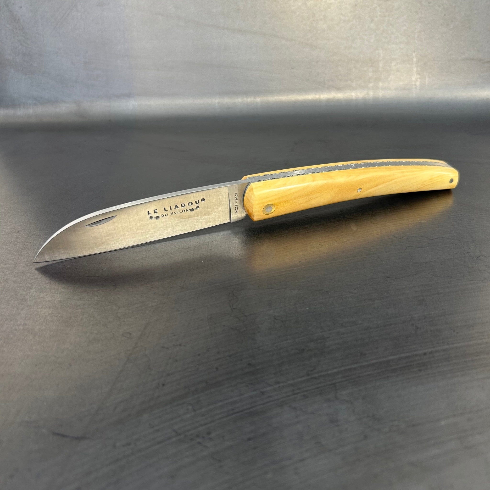 Liadou Exception in Boxwood & Chiseled Plates