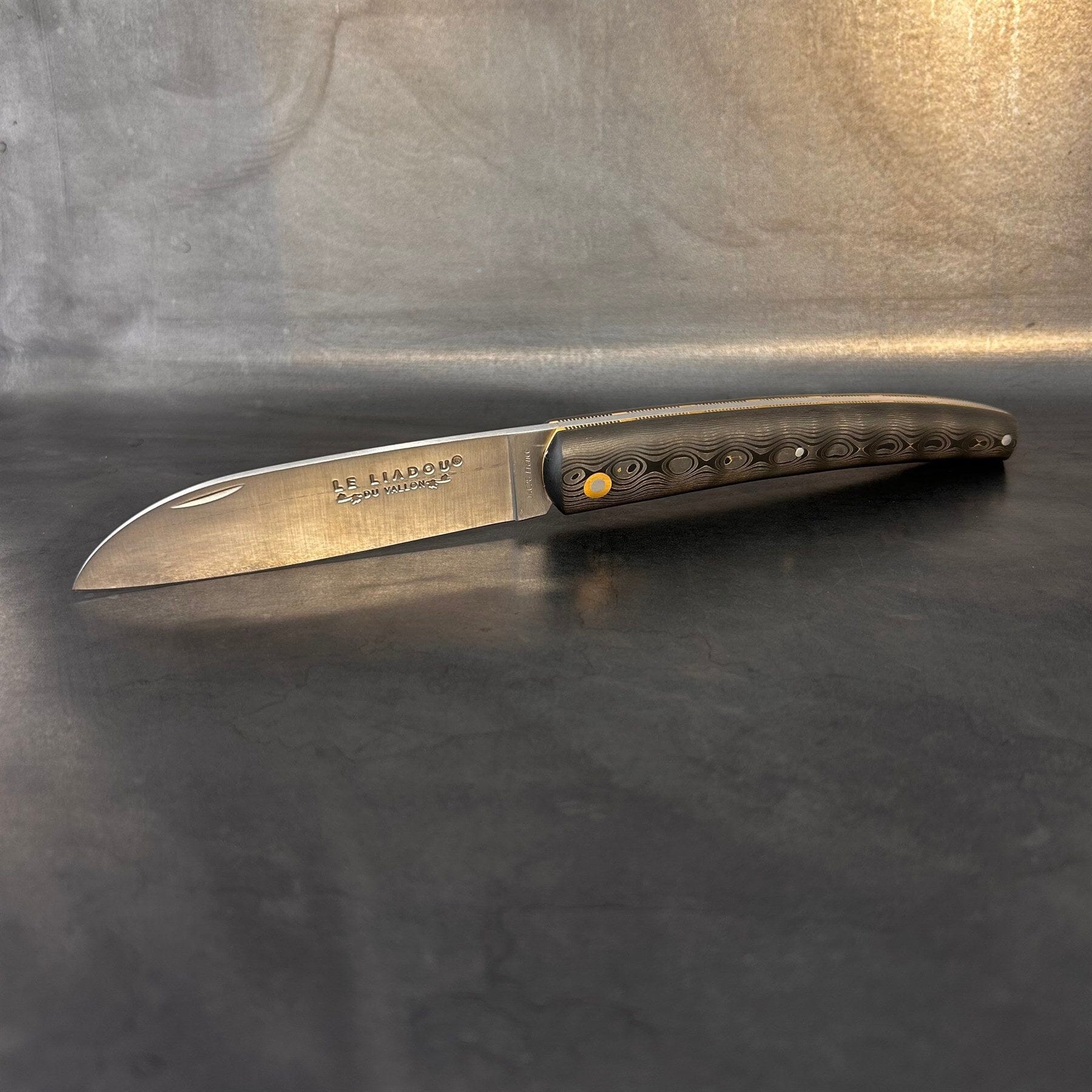 Liadou Exception in Carbon Fiber / Brass with Chiseled Brass Plates