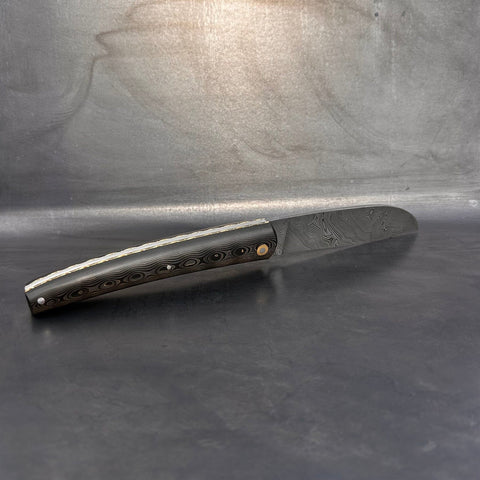 Liadou Exception in carbon fiber/brass, chiselled brass plates &amp; stainless steel Damascus blade