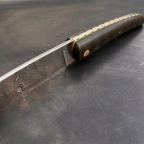 Liadou Exception in carbon fiber/brass, chiselled brass plates &amp; stainless steel Damascus blade