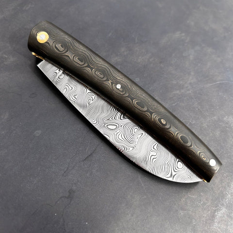 Liadou Exception in carbon fiber/brass, chiselled brass plates &amp; stainless steel Damascus blade