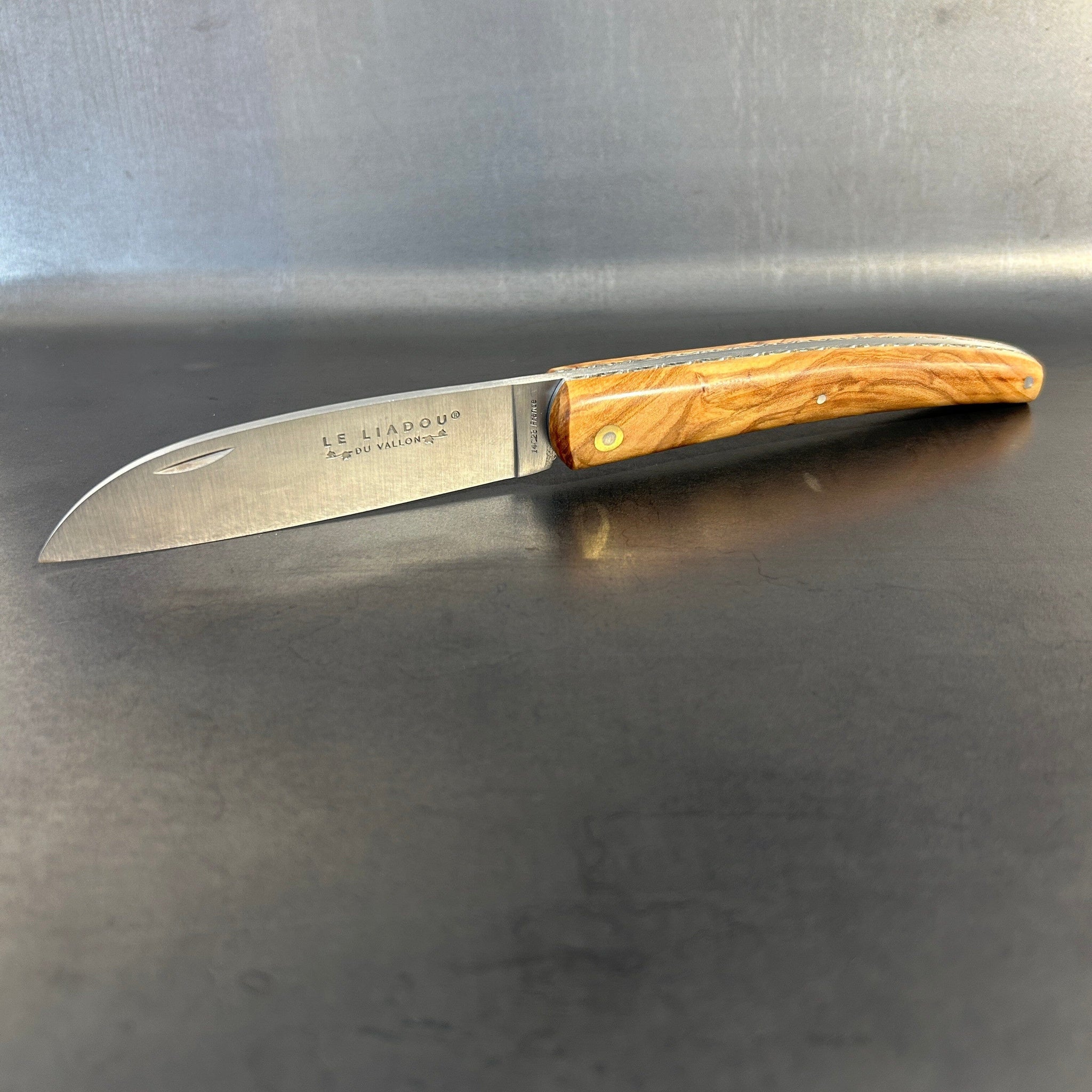 Liadou Exception in olive wood & Chiseled Plates