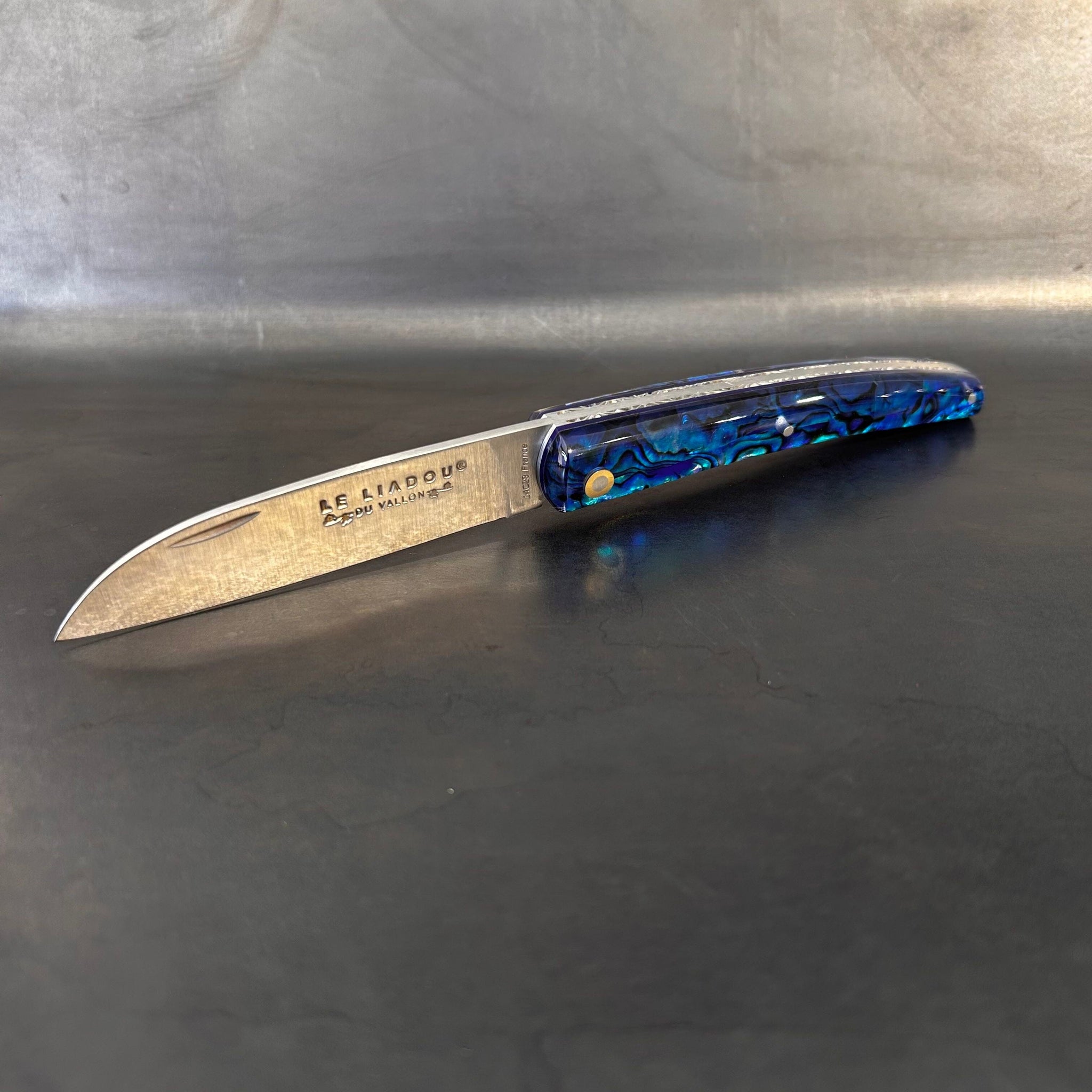 Petit Liadou in Abalone & Chiselled Plates