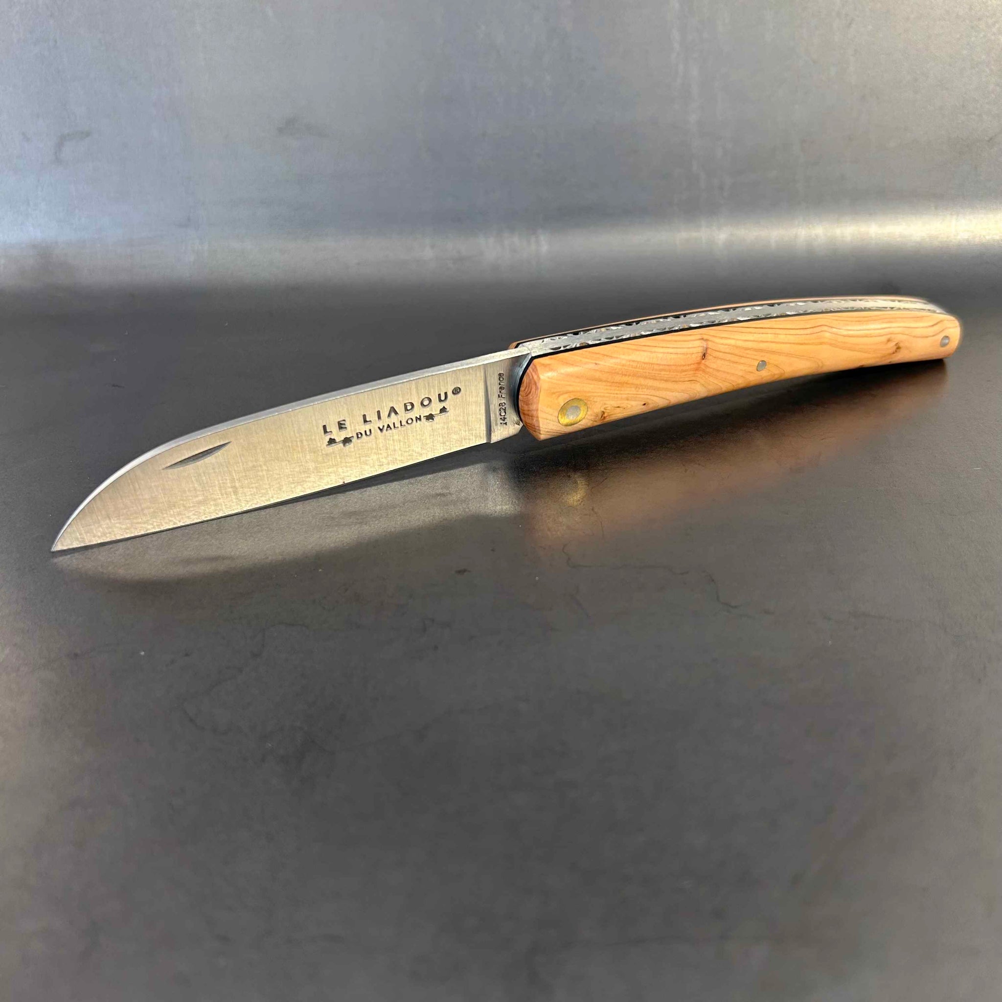 Petit Liadou in Juniper & Chiseled Plates