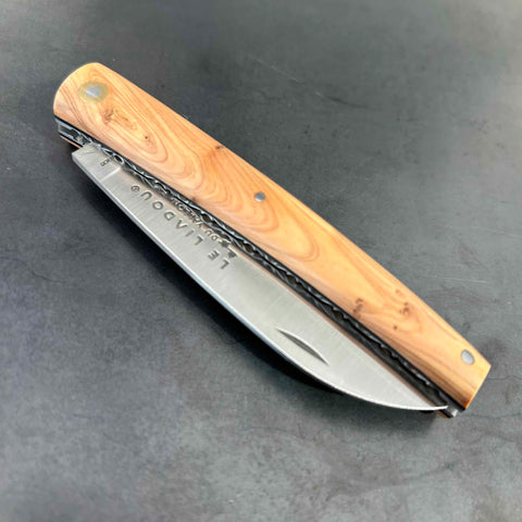 Petit Liadou in Juniper & Chiseled Plates