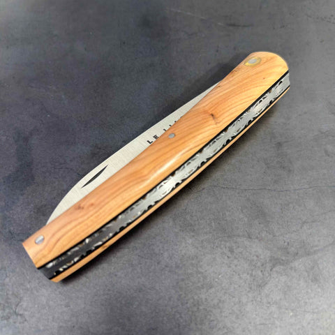 Petit Liadou in Juniper & Chiseled Plates