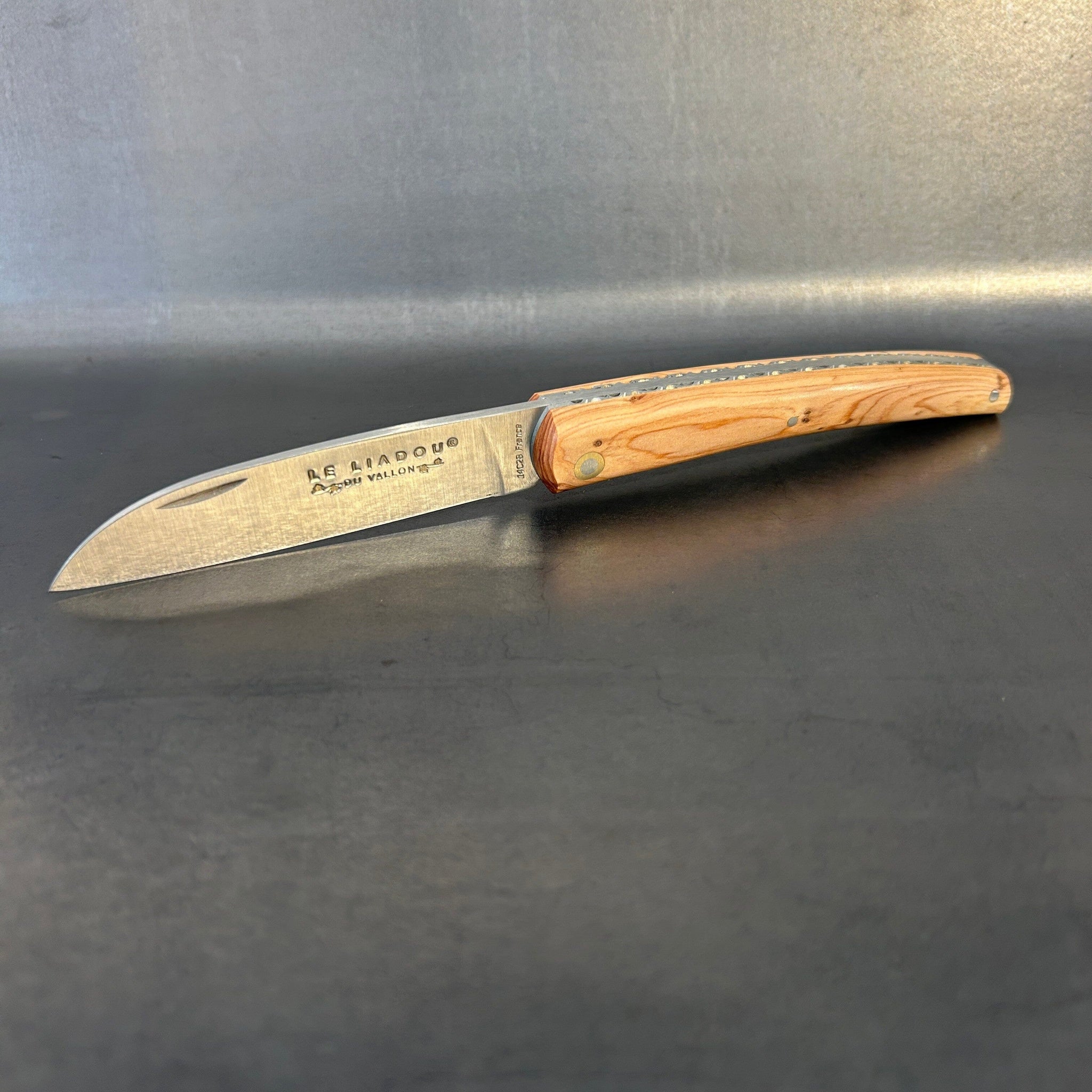Petit Liadou in Juniper & Chiseled Plates