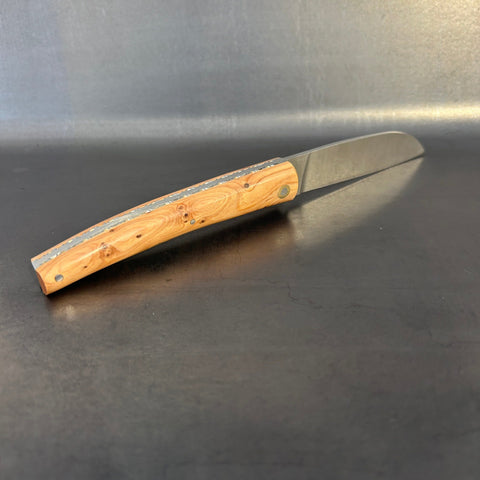 Petit Liadou in Juniper & Chiseled Plates
