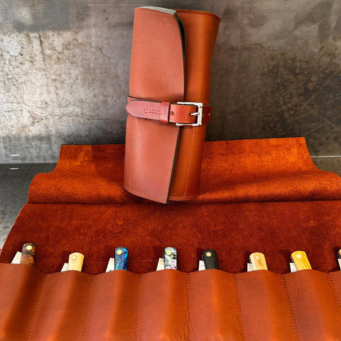 Trousse de rangement et de transport en cuir fauve pour 8 couteaux.