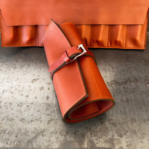 Trousse de rangement et de transport en cuir fauve pour 8 couteaux.