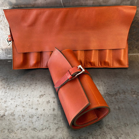 Trousse de rangement et de transport en cuir fauve pour 8 couteaux.
