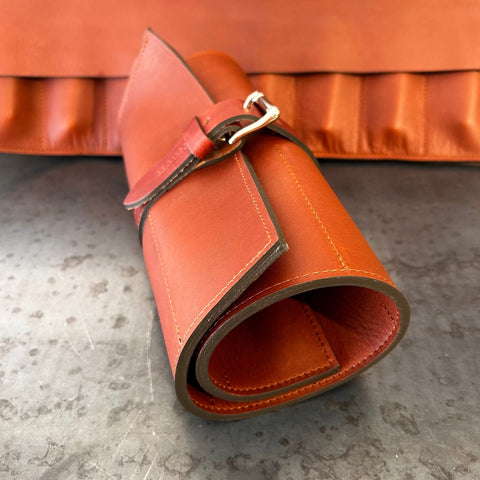 Trousse de rangement et de transport en cuir fauve pour 8 couteaux.