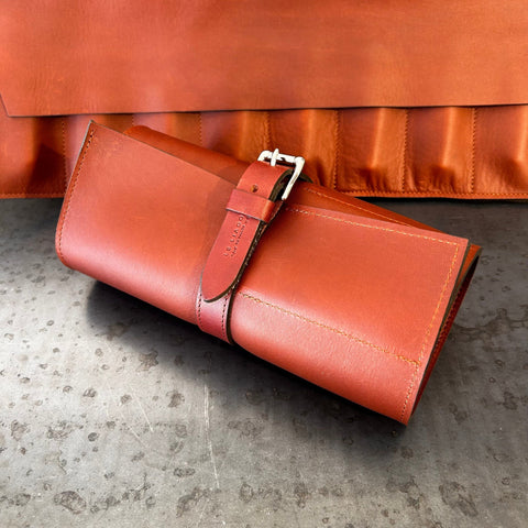 Trousse de rangement et de transport en cuir fauve pour 8 couteaux.