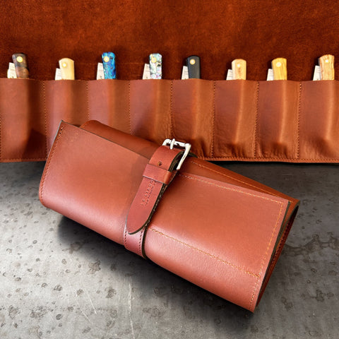 Trousse de rangement et de transport en cuir fauve pour 8 couteaux.