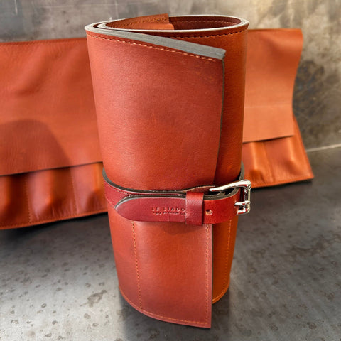 Trousse de rangement et de transport en cuir fauve pour 8 couteaux.