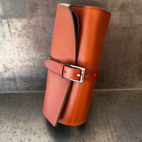 Trousse de rangement et de transport en cuir fauve pour 8 couteaux.
